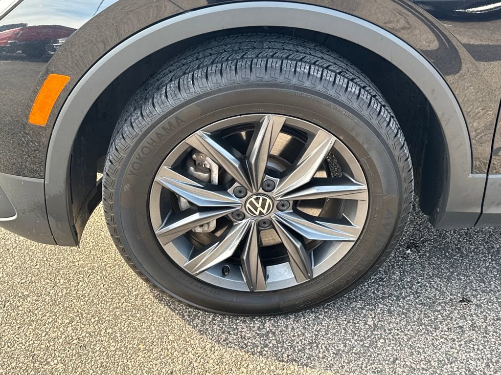 Used 2022 Volkswagen Tiguan SE w/ Panoramic Sunroof Package image 38