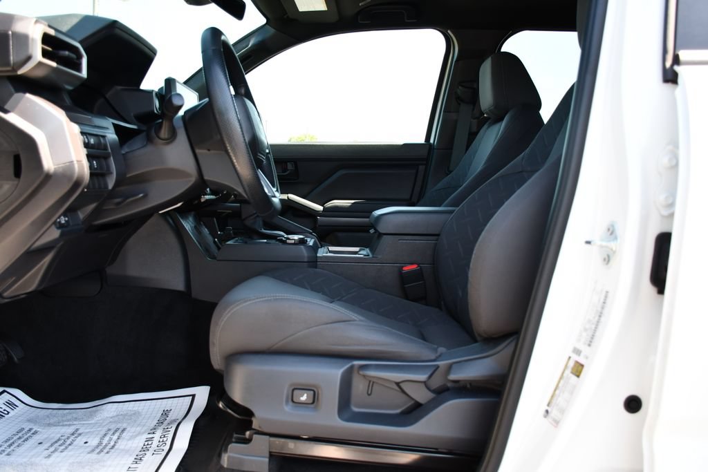 Used 2025 Toyota Tacoma SR5 AWD/4WD image 16