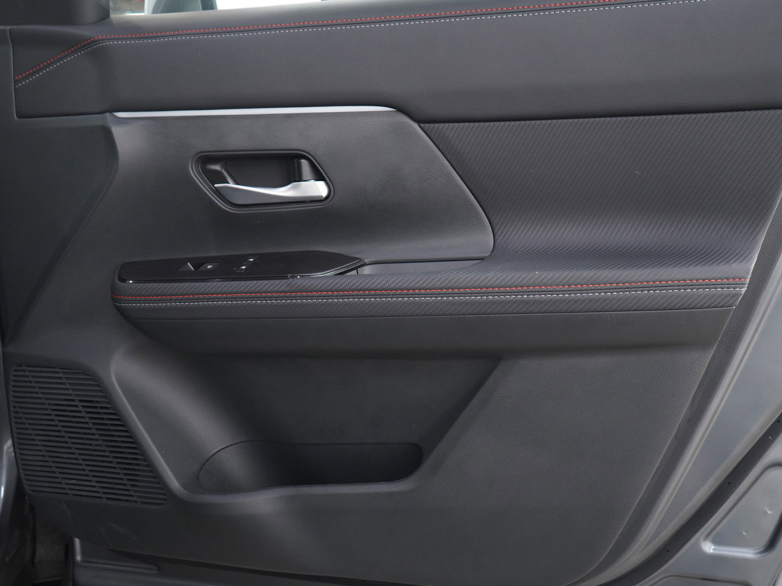 Used 2025 Nissan Kicks SR image 9