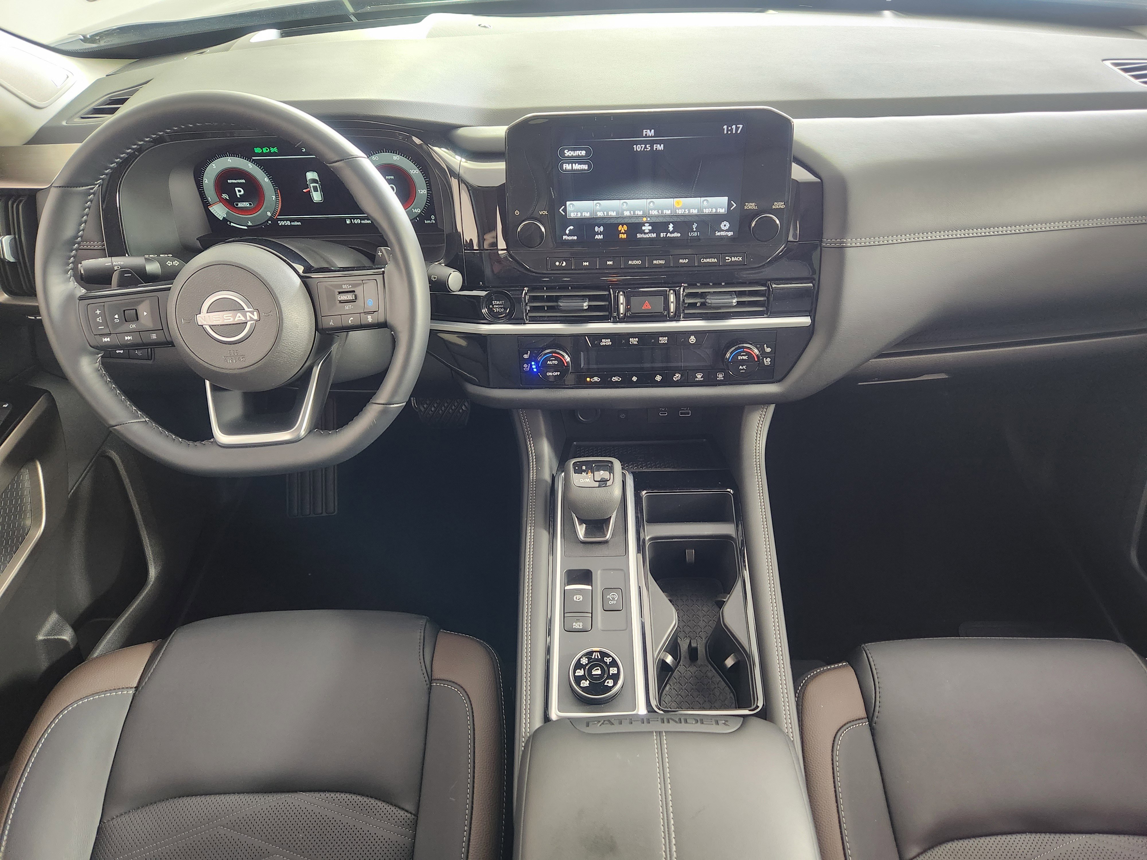 Used 2025 Nissan Pathfinder Platinum image 16