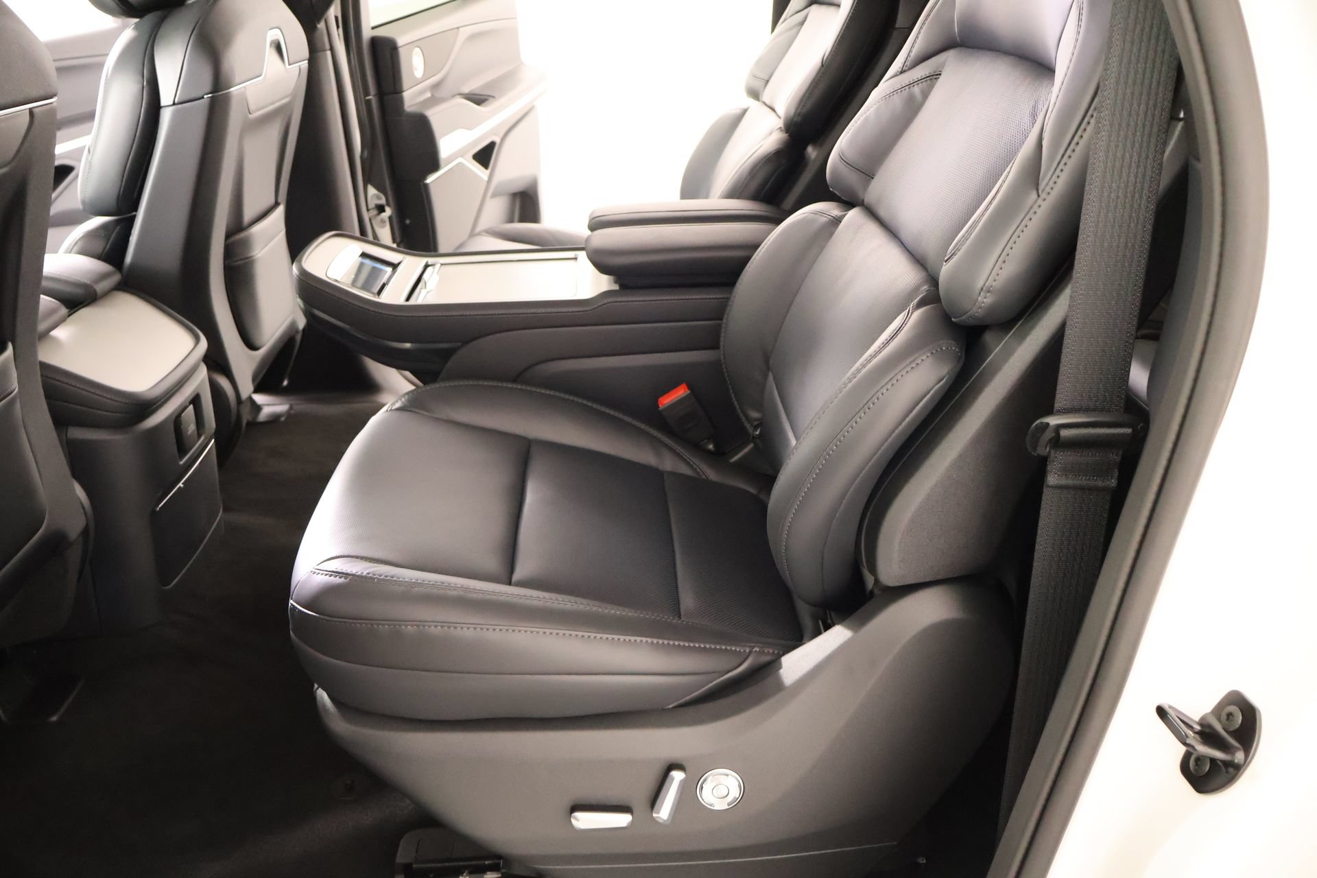 New 2026 Lincoln Navigator L Reserve AWD/4WD image 12