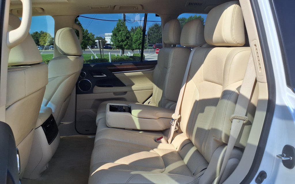 Used 2021 Lexus LX 570 4WD w/ Luxury Package image 15