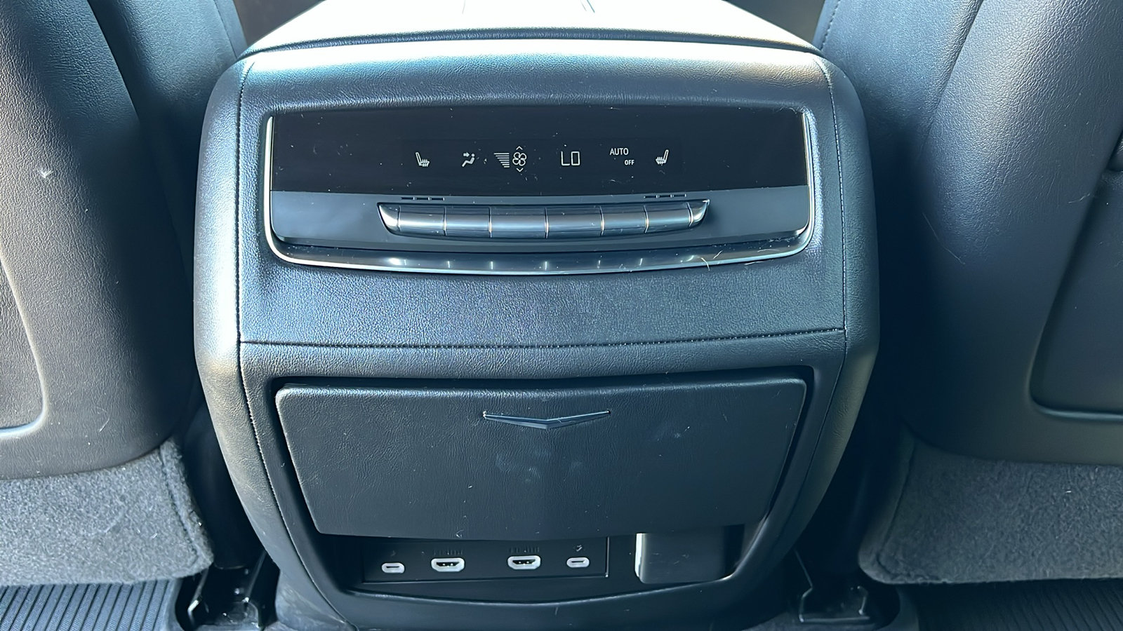Used 2024 Cadillac Escalade ESV Premium Luxury w/ Performance Package AWD/4WD image 19