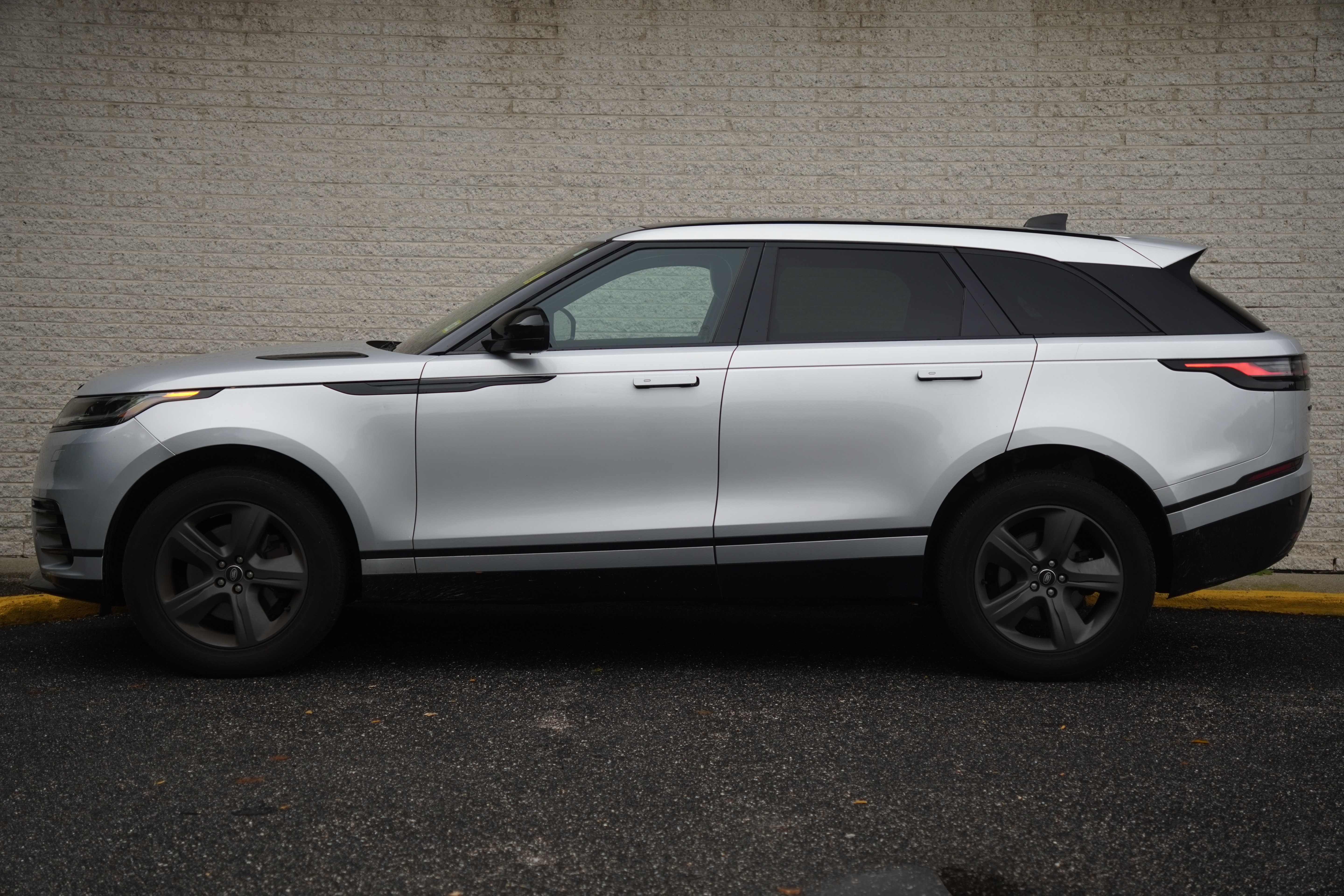 Used 2025 Land Rover Range Rover Velar Dynamic SE AWD/4WD image 4