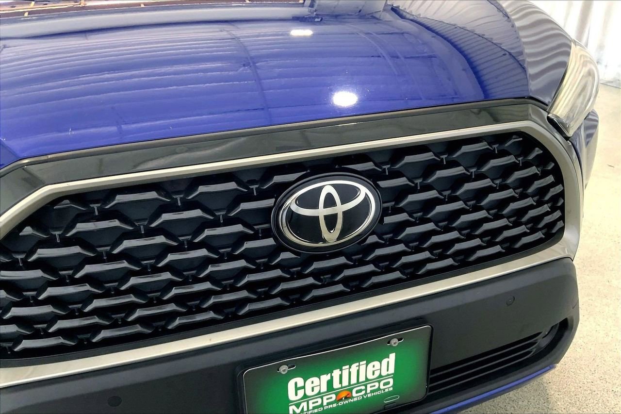 Used 2023 Toyota Corolla Cross XLE w/ Convenience Package FWD image 30