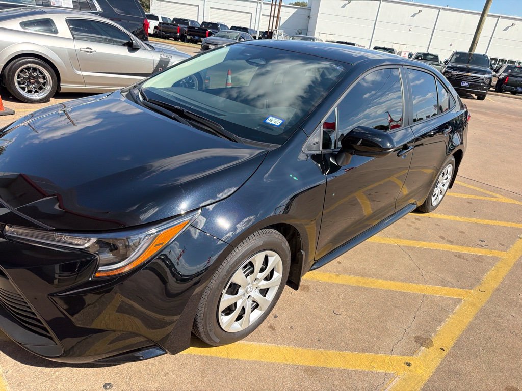 Used 2025 Toyota Corolla LE FWD image 4