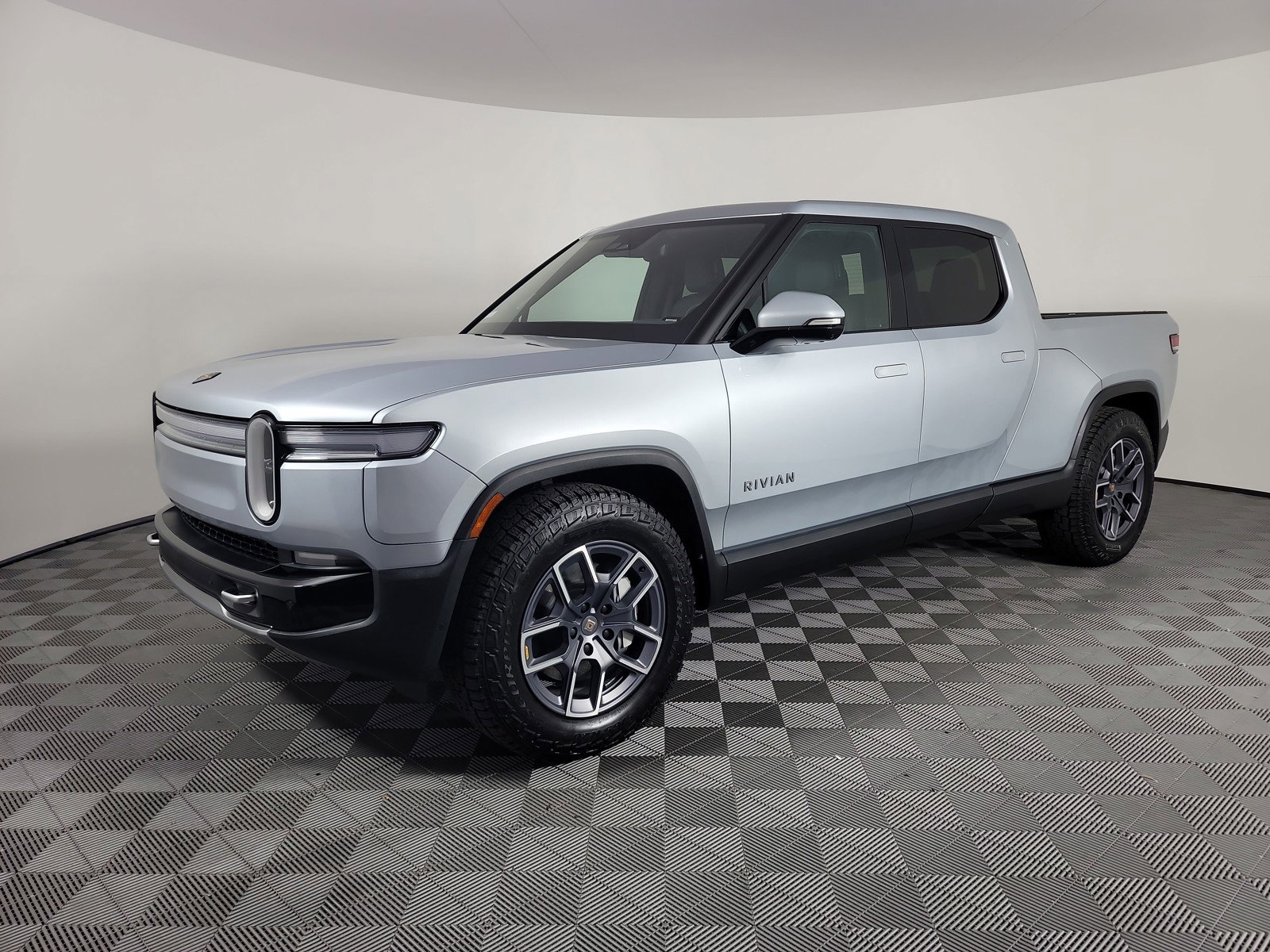 Used 2025 Rivian R1T Adventure image 1