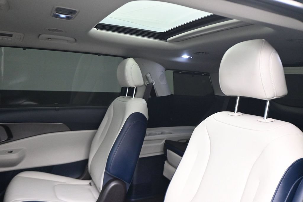 Used 2026 Kia Carnival SX w/ SX Dark Edition Package FWD image 17