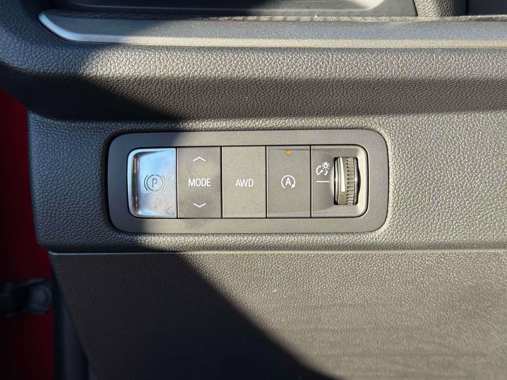 Used 2025 Chevrolet Traverse LT w/ Driver Confidence Package AWD/4WD image 18