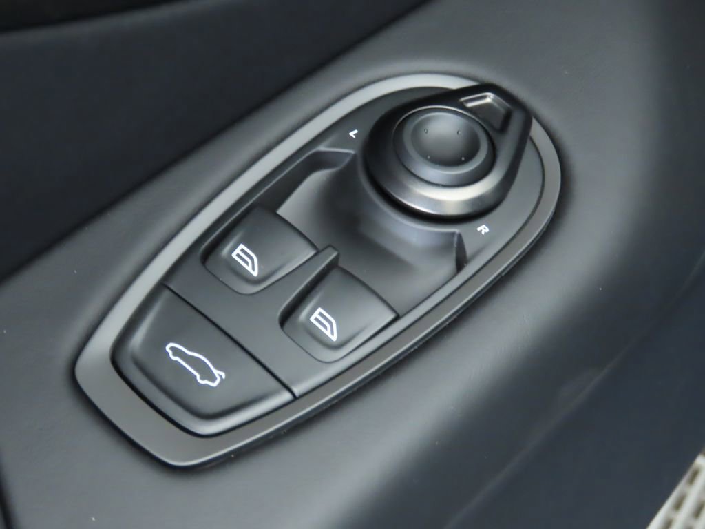 Used 2025 Aston Martin V8 Vantage Coupe image 21