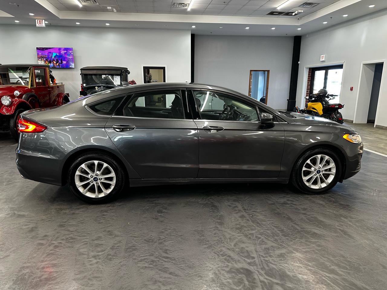 Used 2020 Ford Fusion SE FWD image 4