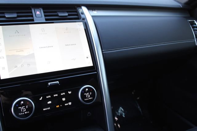 Used 2025 Land Rover Discovery Dynamic SE image 15