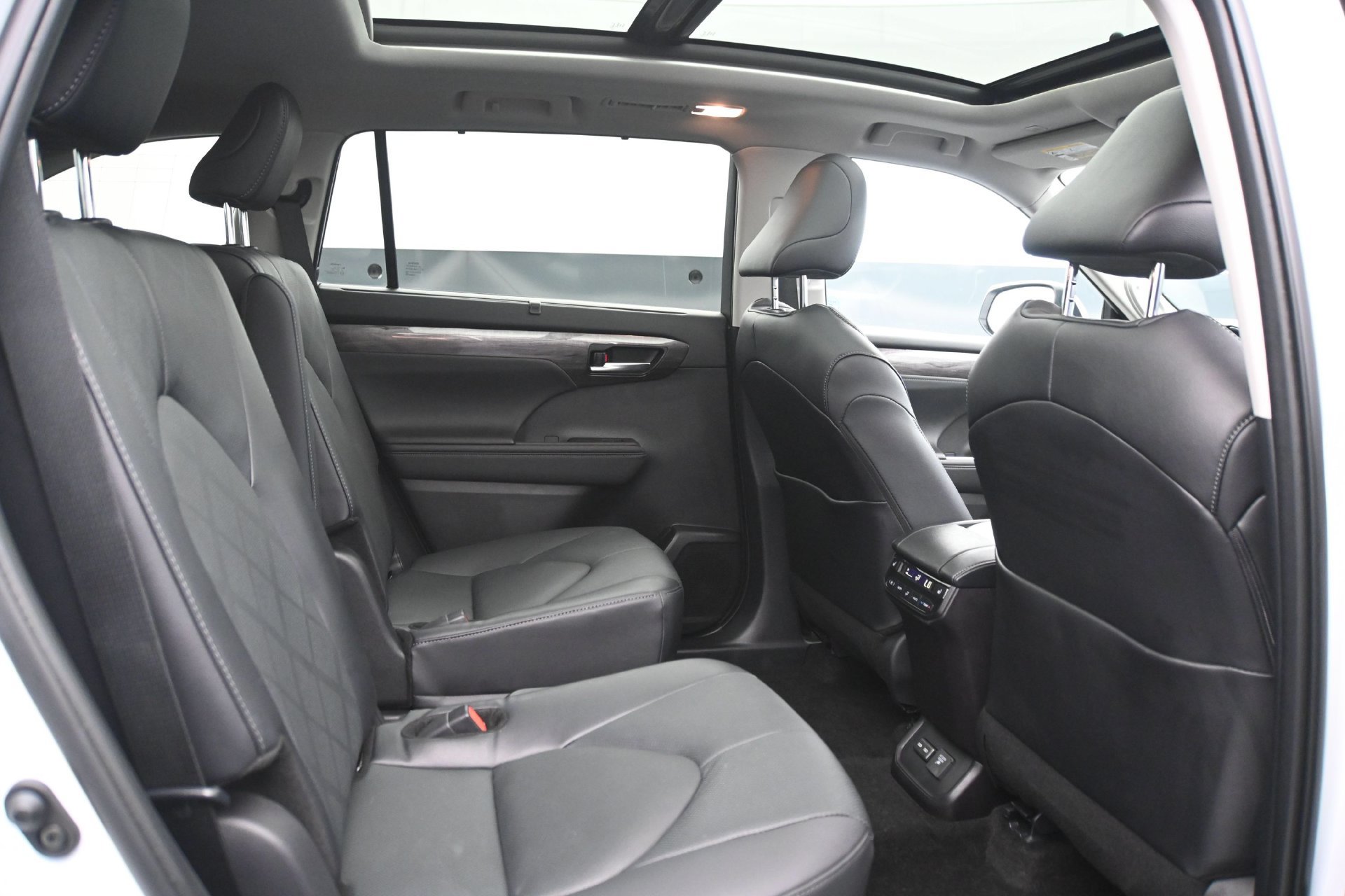 Used 2025 Toyota Highlander Platinum AWD/4WD image 14