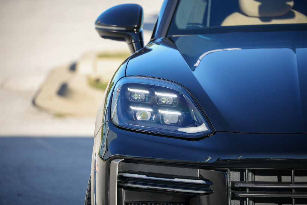 Certified 2025 Porsche Cayenne Turbo AWD/4WD image 13