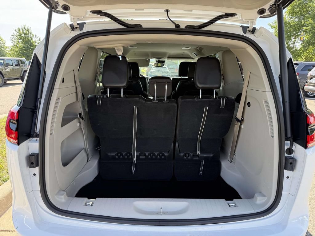 Used 2024 Chrysler Pacifica Touring-L FWD image 33
