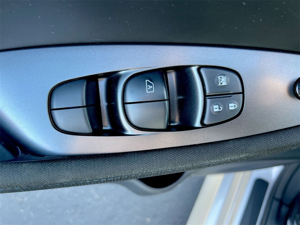 Used 2023 Nissan Leaf S image 12