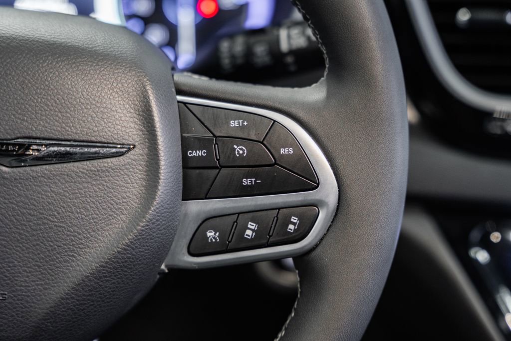 Used 2025 Chrysler Pacifica Select image 32