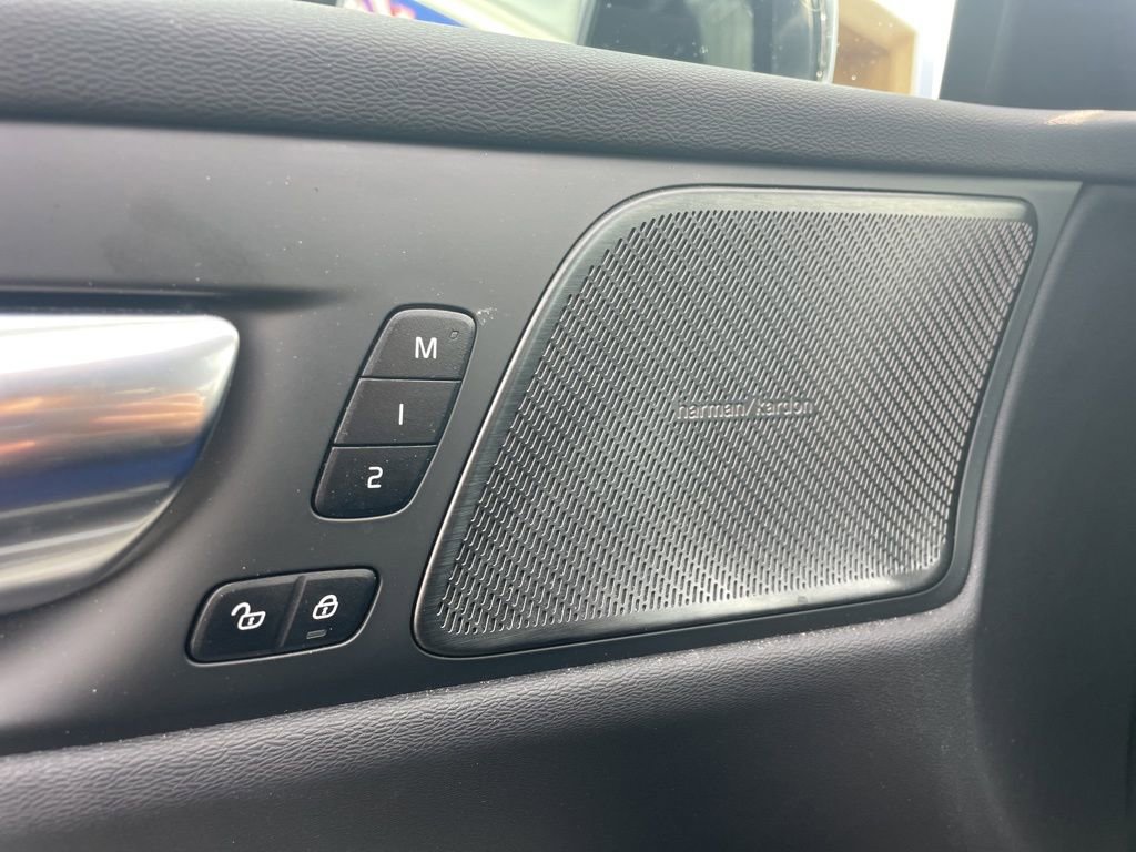 Certified 2025 Volvo V60 B5 Cross Country Ultra image 30