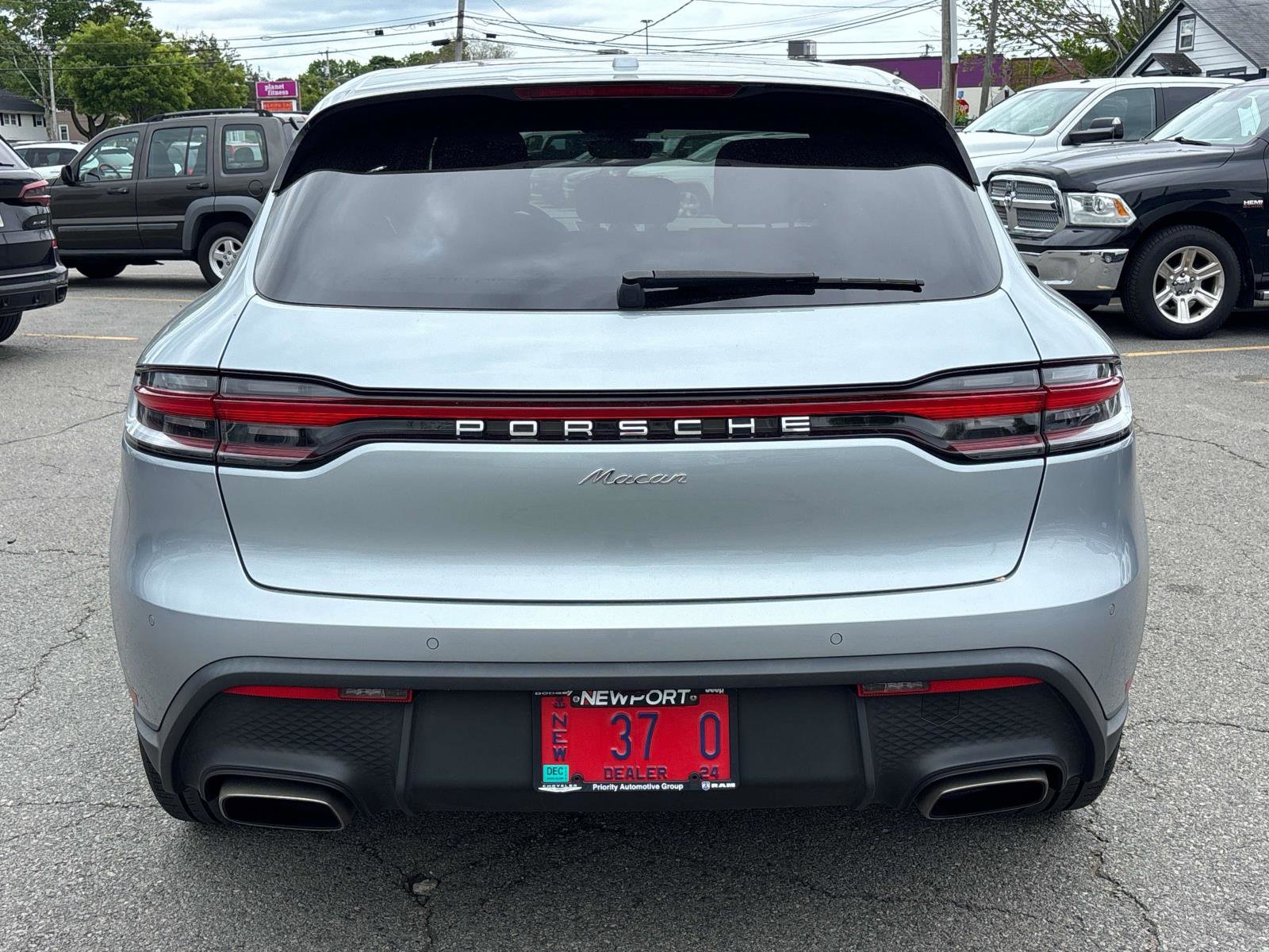 Used 2022 Porsche Macan AWD/4WD image 3