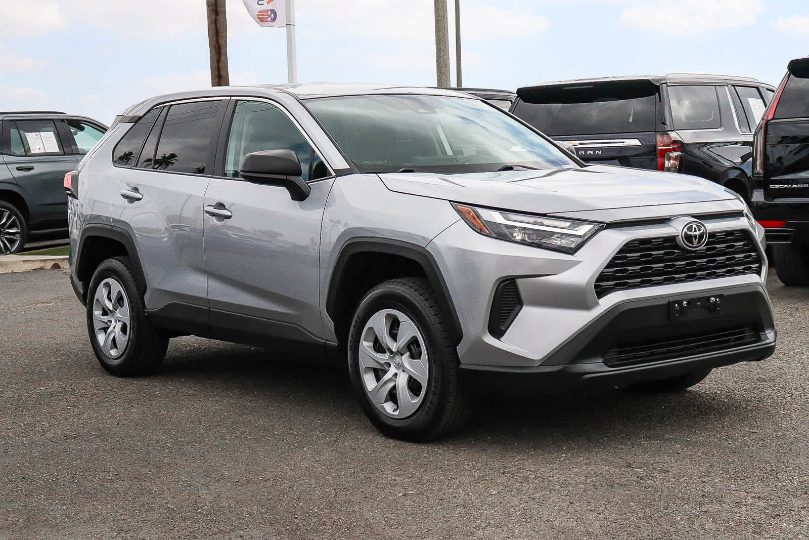 Used 2024 Toyota RAV4 LE AWD/4WD image 3
