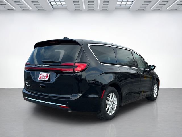 Used 2025 Chrysler Pacifica Select FWD image 4