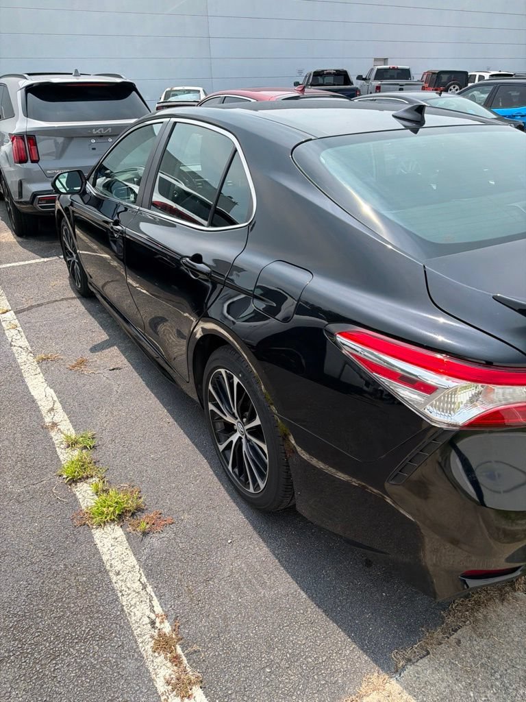 Used 2020 Toyota Camry SE FWD image 6