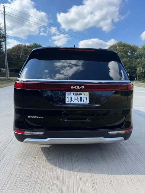 Used 2024 Kia Carnival EX image 4