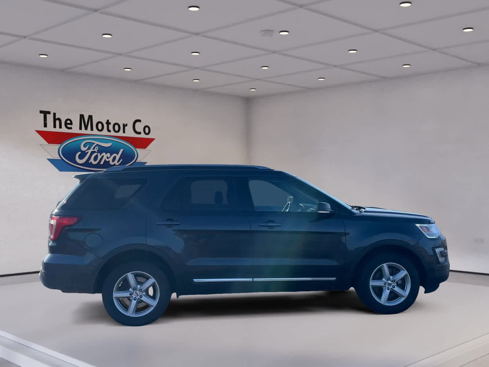 Certified 2017 Ford Explorer XLT w/ Equipment Group 202A image 4