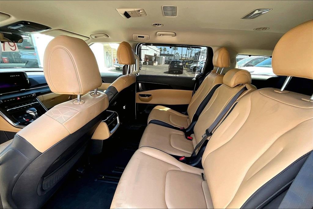 Used 2024 Kia Carnival EX image 18