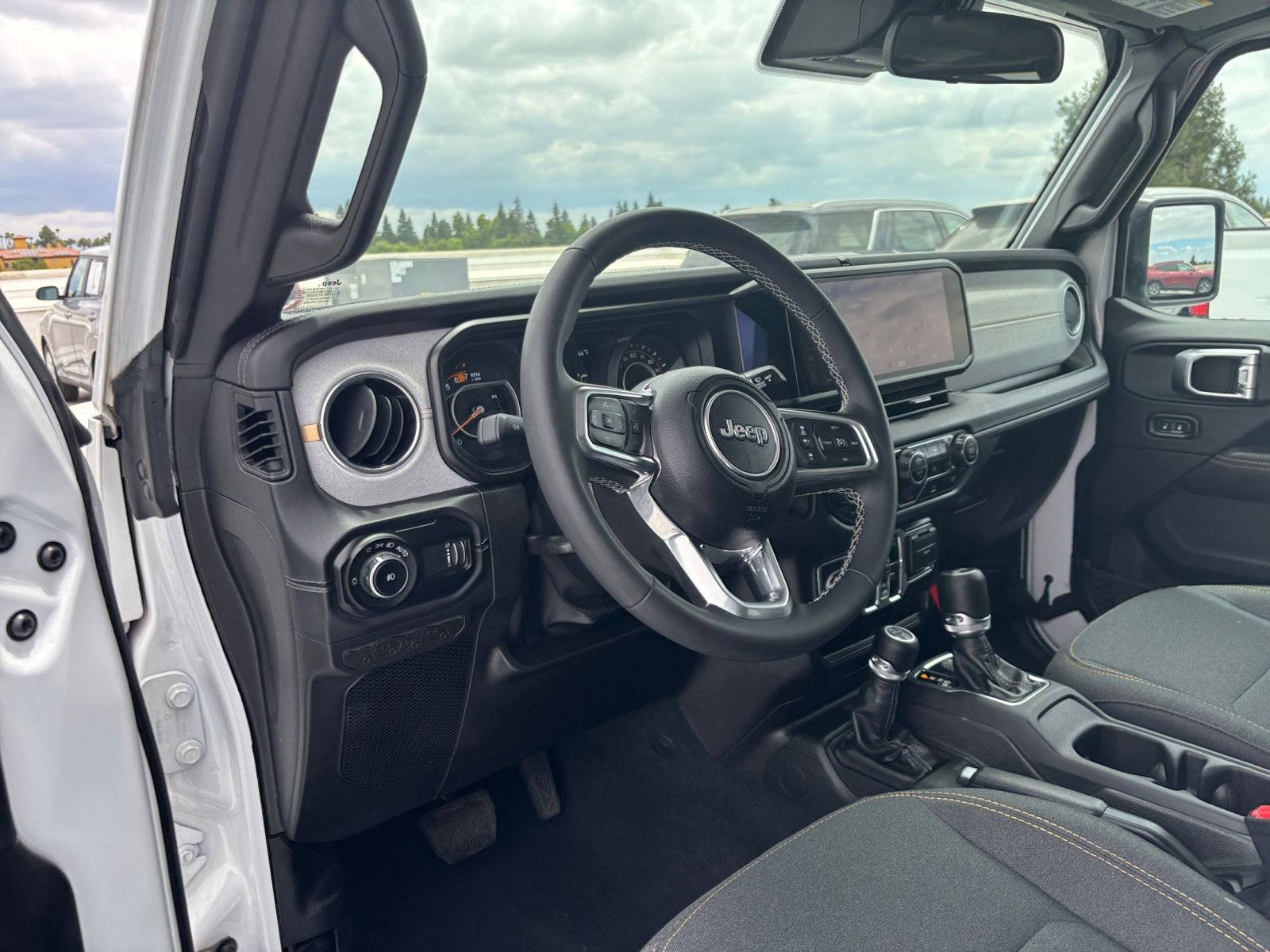 Used 2025 Jeep Wrangler Unlimited Sahara AWD/4WD image 34