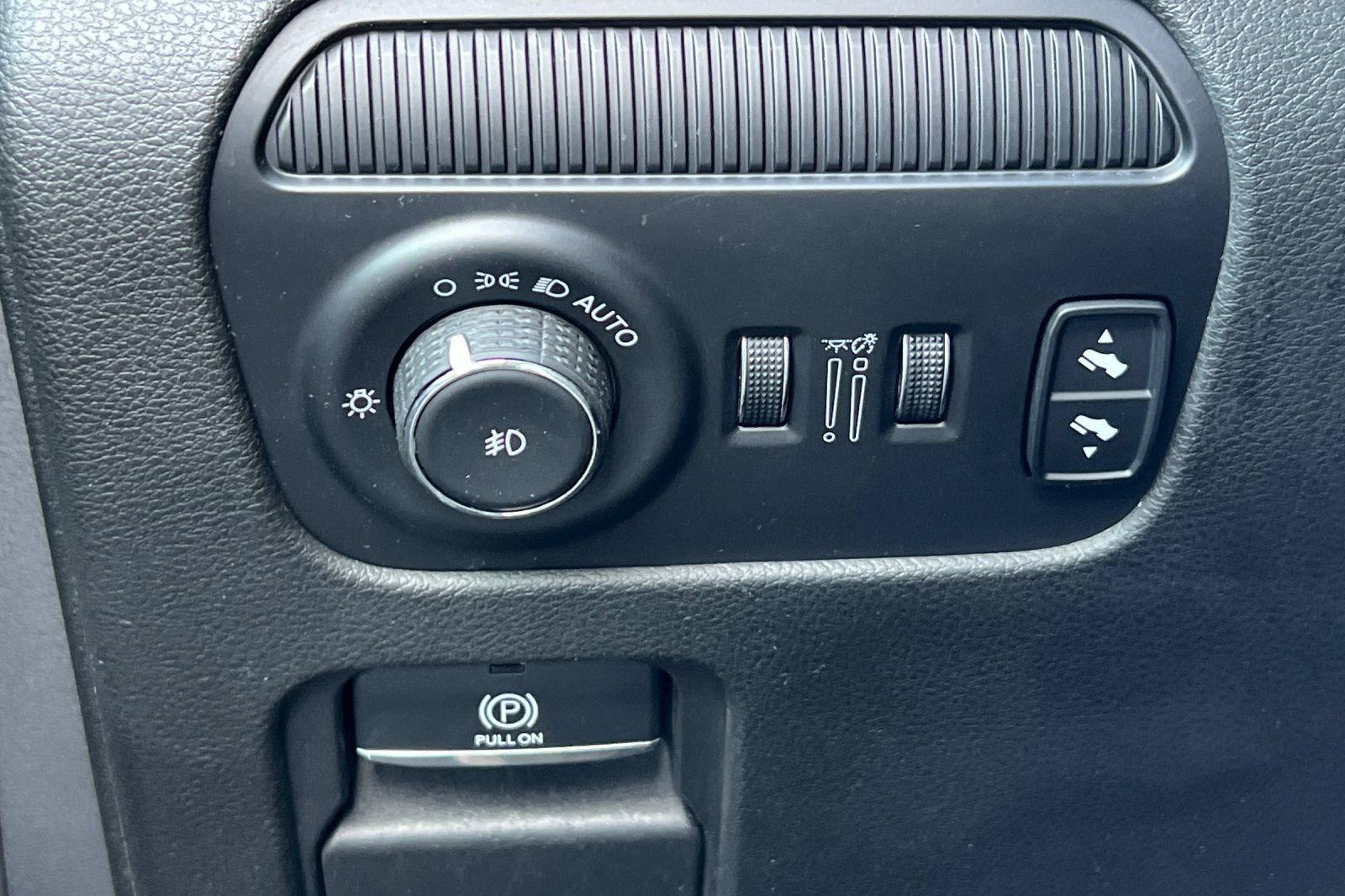 Used 2024 Jeep Wagoneer L Series II RWD image 40