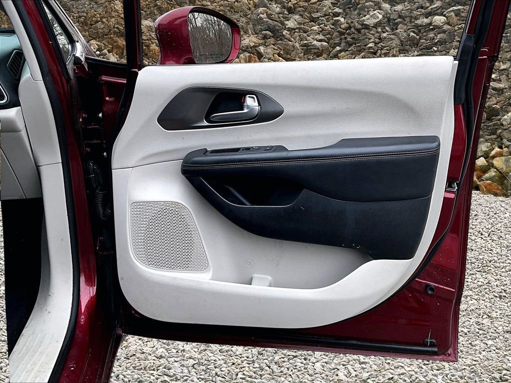 Used 2020 Chrysler Pacifica Touring-L image 21