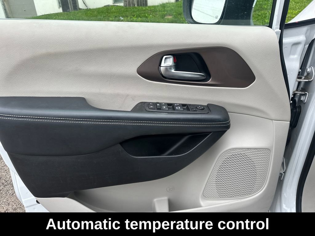 Used 2023 Chrysler Voyager LX FWD image 10