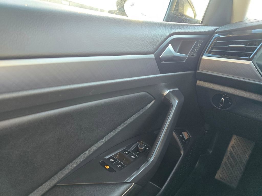Used 2024 Volkswagen Jetta SE FWD image 29