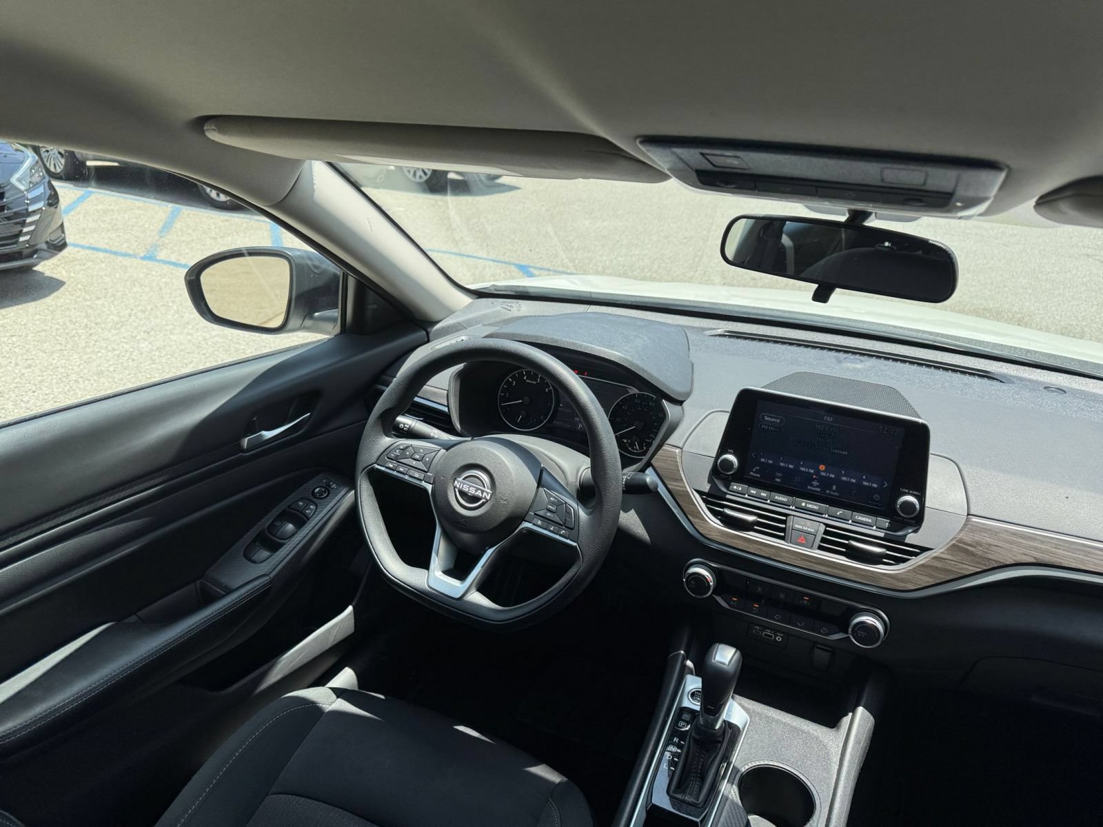 Used 2025 Nissan Altima 2.5 SV FWD image 34
