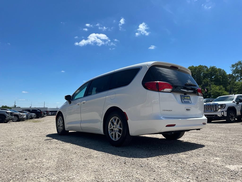 Used 2023 Chrysler Voyager LX FWD image 8