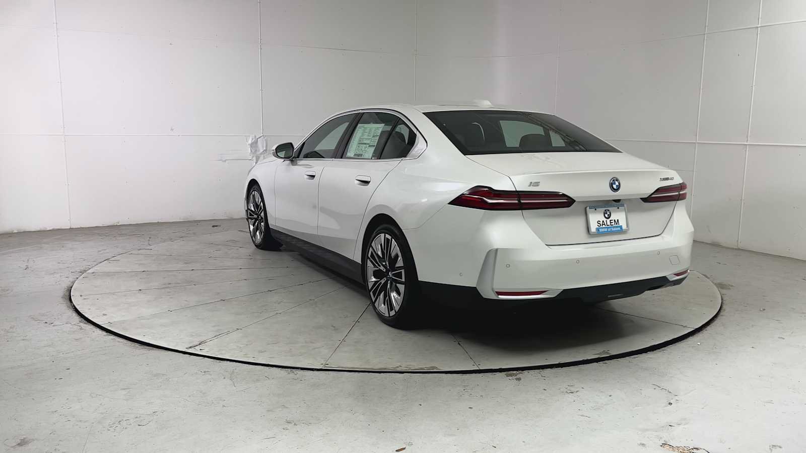 New 2027 BMW i5 xDrive40 AWD/4WD image 3