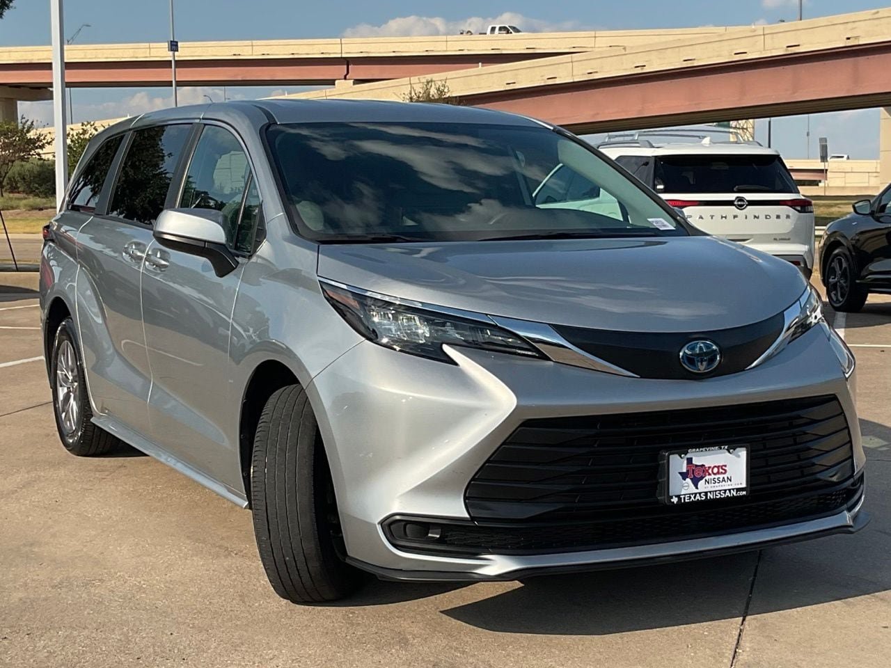 Used 2025 Toyota Sienna LE FWD image 3