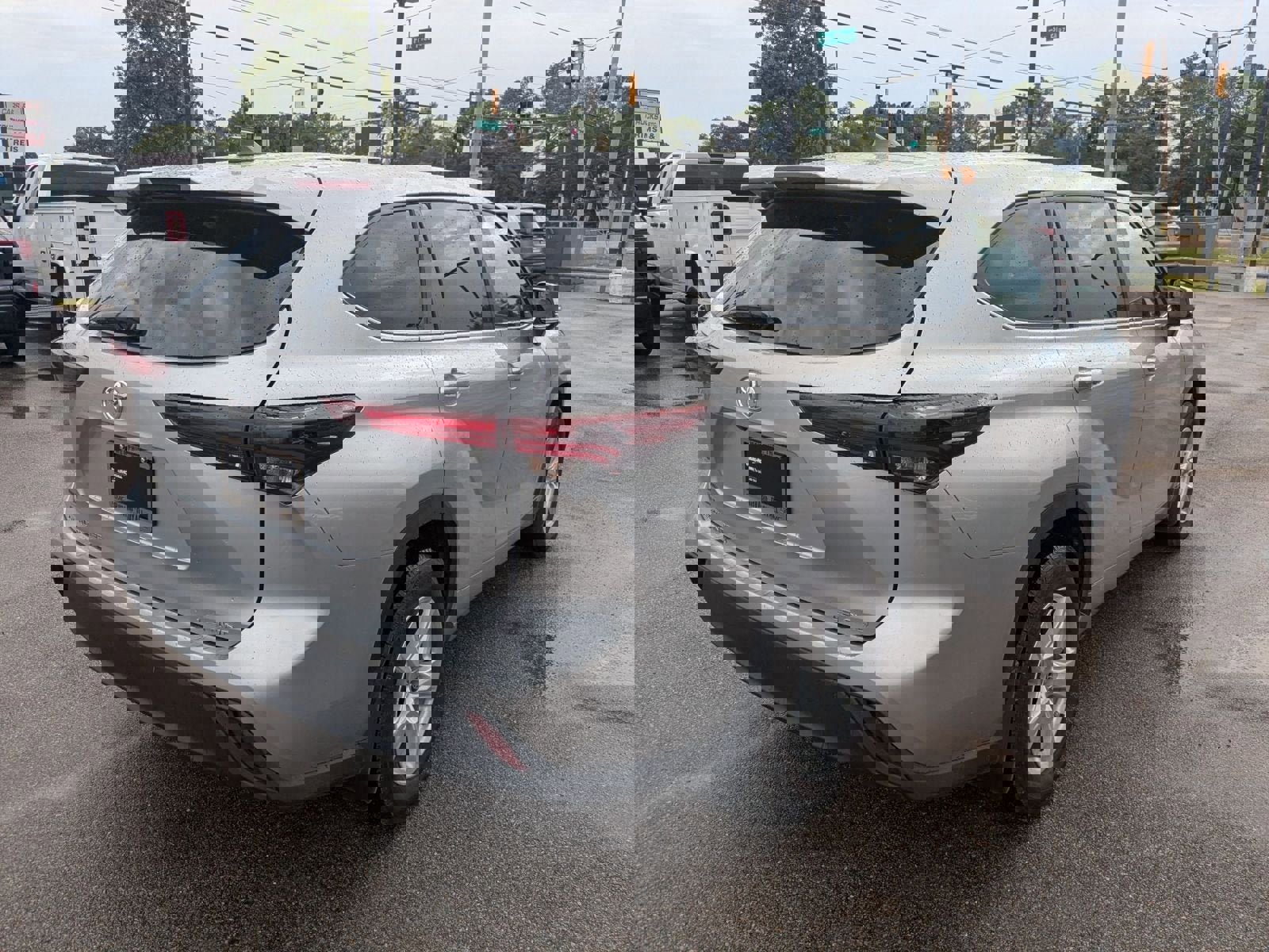 Used 2024 Toyota Highlander LE image 31