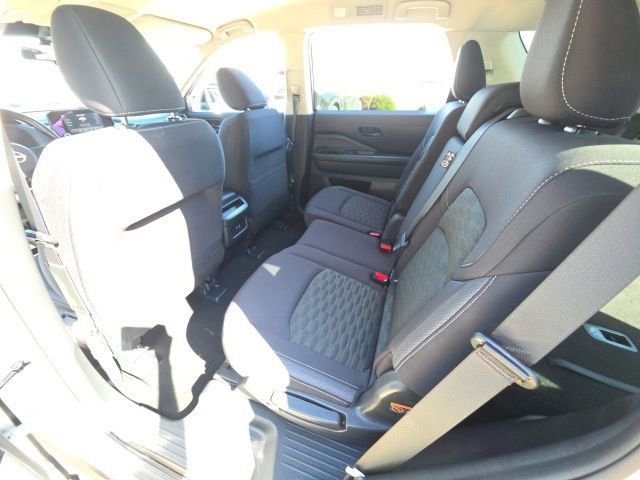 Used 2024 Nissan Pathfinder S image 23
