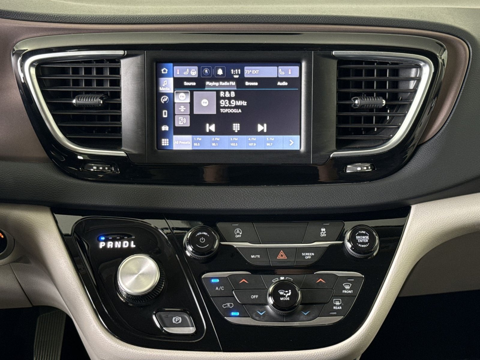 Used 2024 Chrysler Voyager LX FWD image 18
