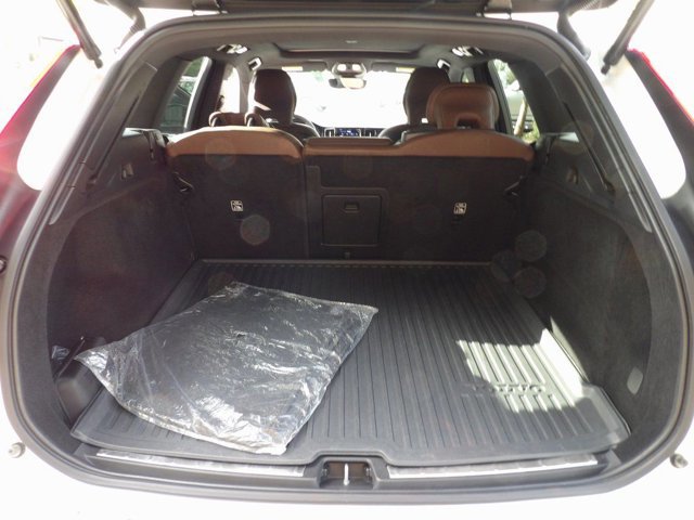 Certified 2024 Volvo XC60 B5 Plus w/ Protection Package Premier image 24