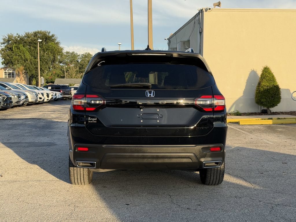 Used 2025 Honda Pilot Sport image 6