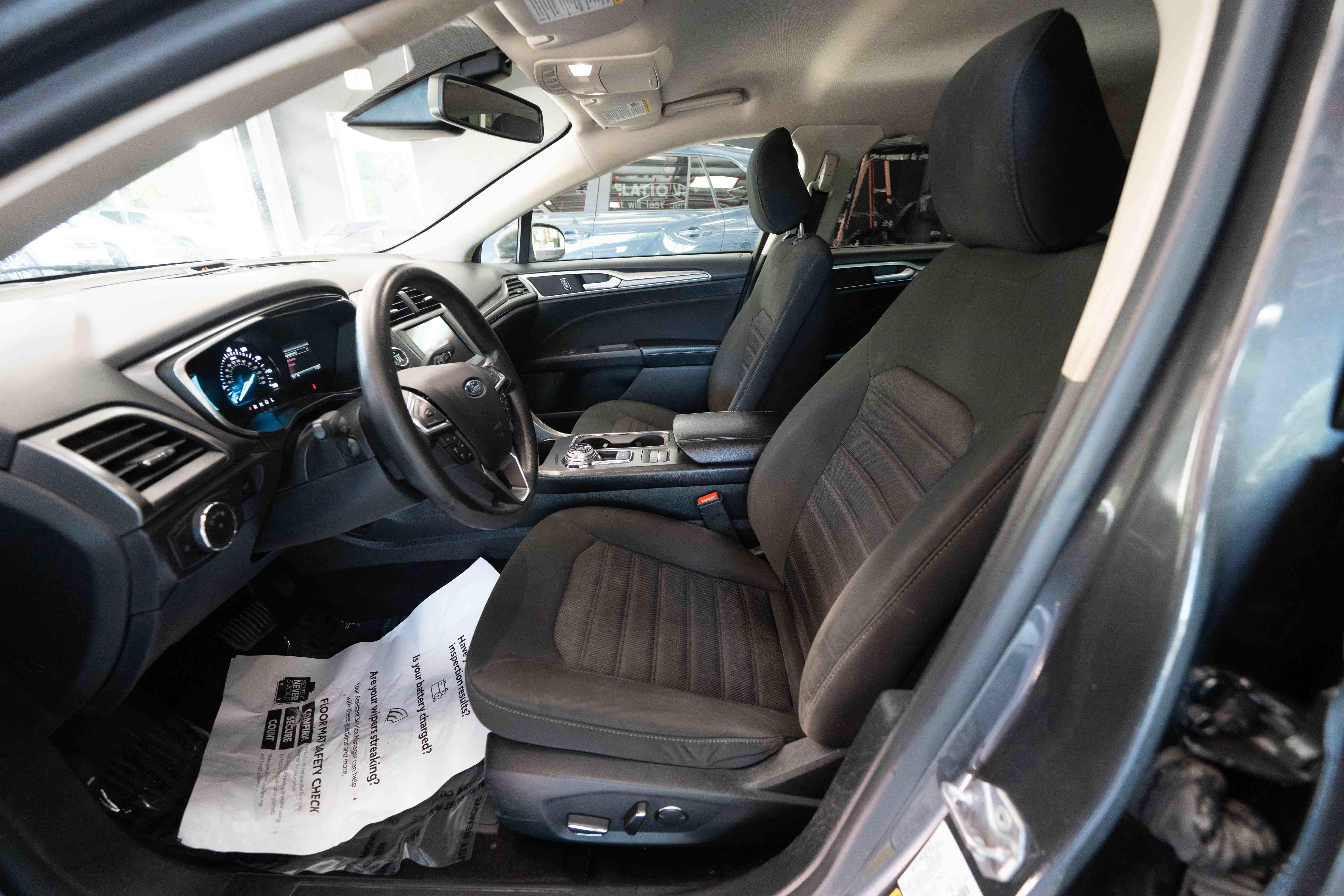 Used 2020 Ford Fusion SE FWD image 9