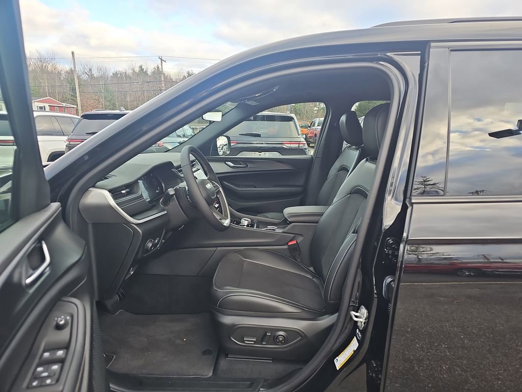New 2025 Jeep Grand Cherokee L Altitude image 10