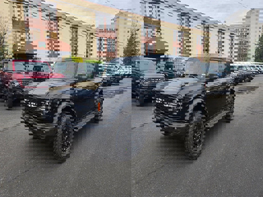 New 2025 Ford Bronco Outer Banks w/ Black Appearance Package