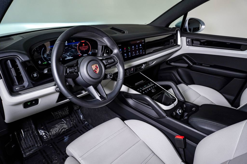 Certified 2025 Porsche Cayenne image 4