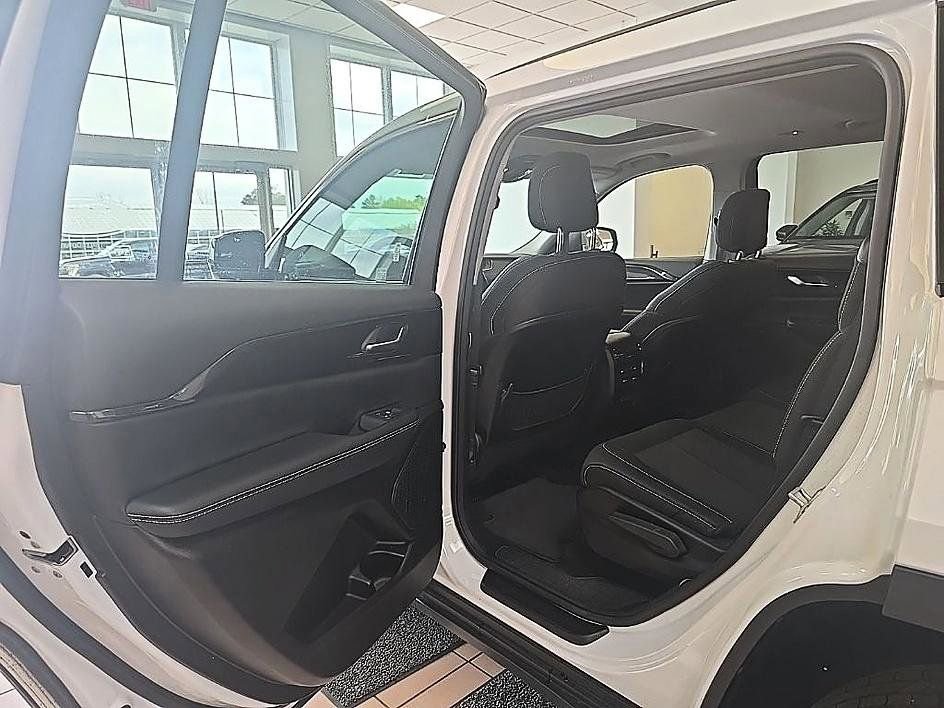 Used 2023 Jeep Grand Cherokee L Laredo w/ Luxury Tech Group I AWD/4WD image 28