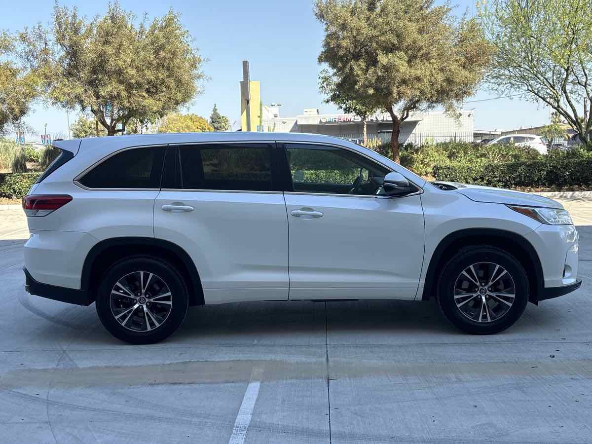 Used 2018 Toyota Highlander LE image 2