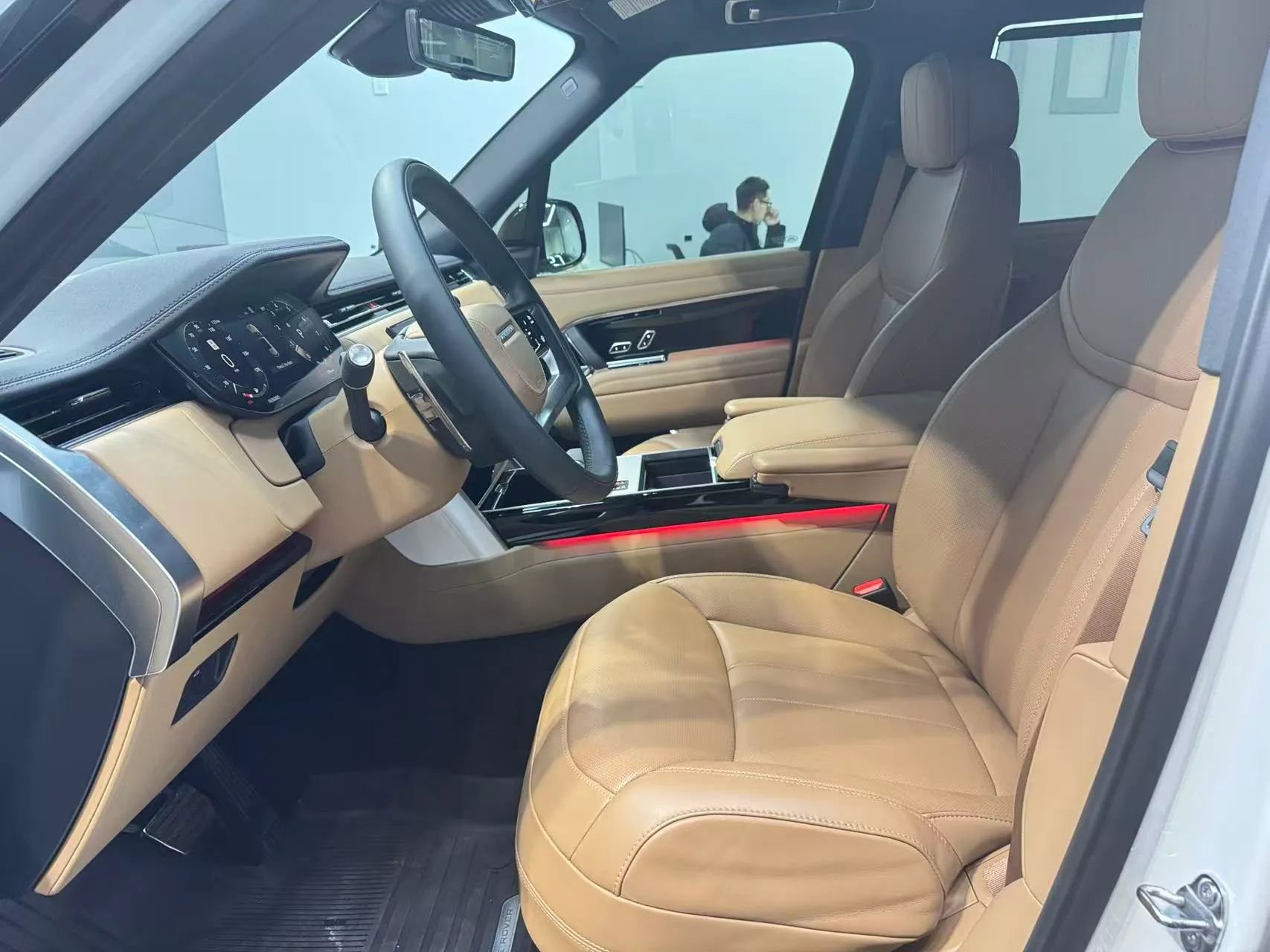 Used 2025 Land Rover Range Rover Long Wheelbase SE image 9